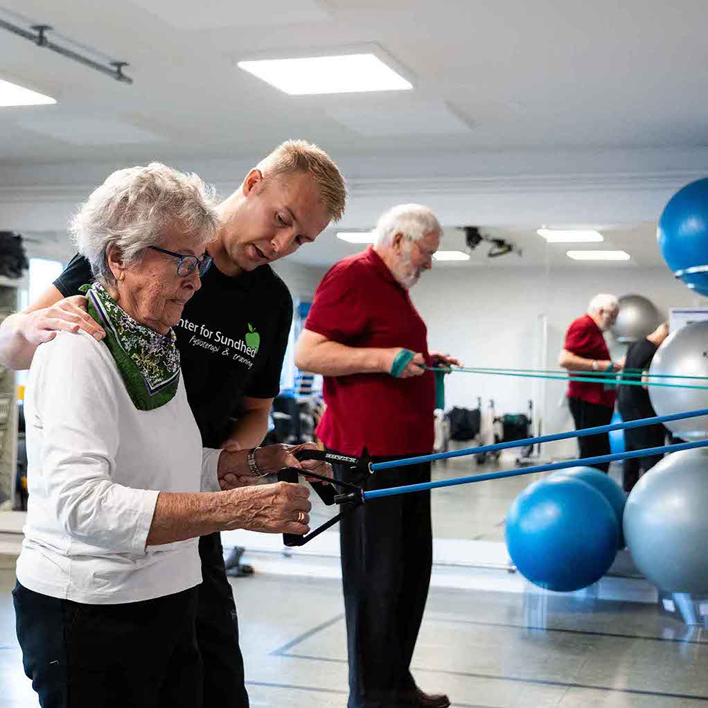 Armøvelser med elastikbånd i Center for Sundhed i Hvidovre. 